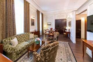 Гостиница Екатерина Санкт-Петербург Люкс с видом на ул. Миллионную-1