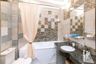 Гостиница Екатерина Санкт-Петербург Люкс с видом на ул. Миллионную-7